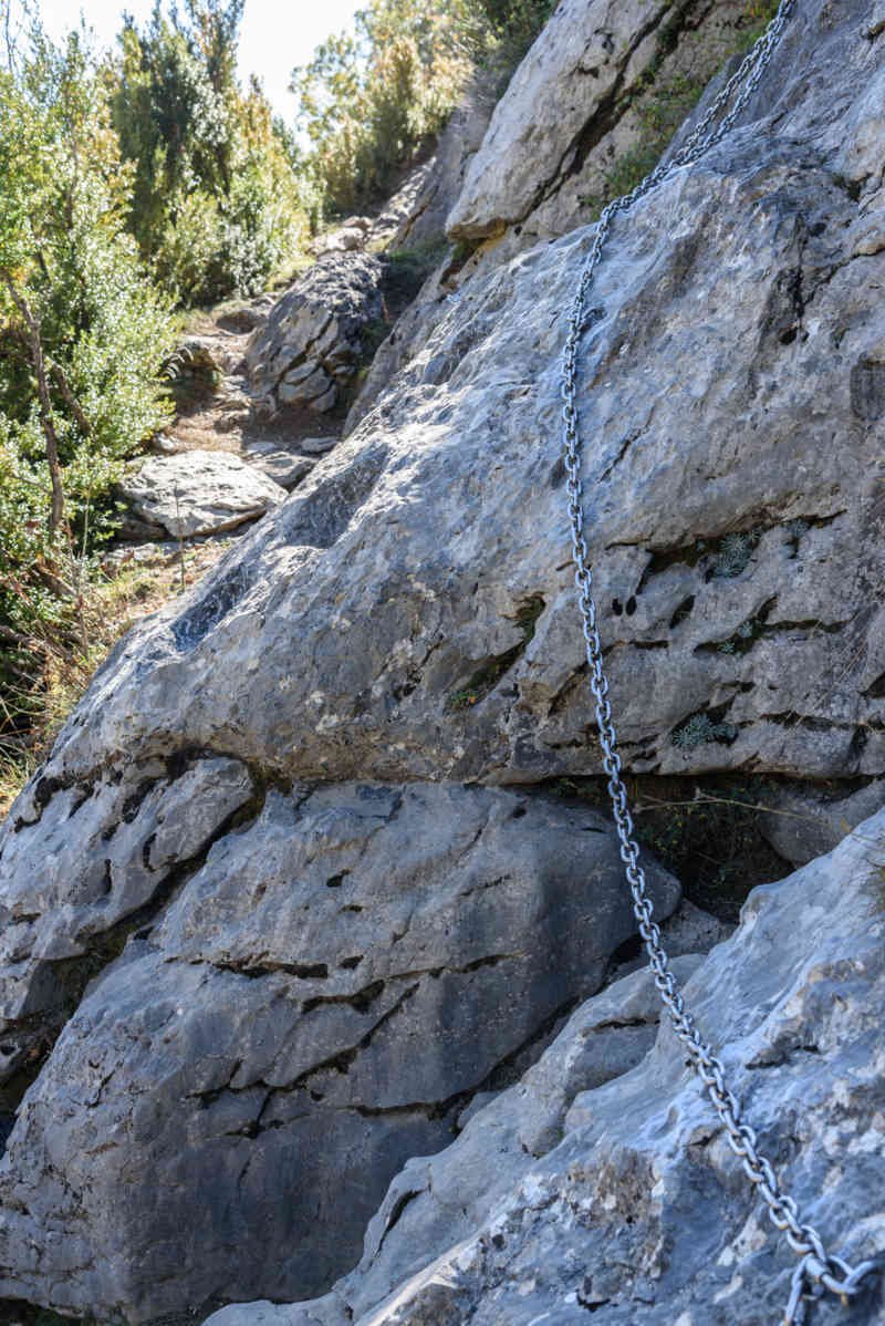 Huesca - parque nacional de Ordesa y Monte Perdido - valle de Escuaín 10 - garganta de Escuaín - sendero.jpg